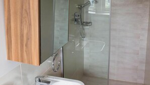 Apartment, 2 Queen Beds | Bathroom | Shower, towels - Captivating 2-bed Apartment in Lagos (Lagos)
