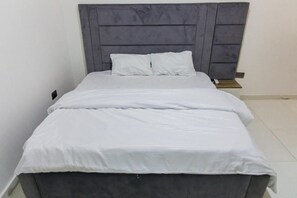 Huoneisto, useita sänkyjä | 4 makuuhuonetta, silitysrauta/-lauta, ilmainen Wi-Fi, vuodevaatteet