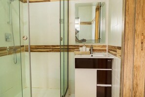 Apartment, Multiple Beds | Bathroom | Separate tub and shower, deep soaking tub, towels