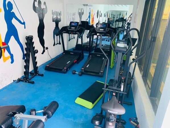 Apartamento, varias camas | Sala de fitness