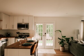 Kylskåp, mikrovågsugn, ugn och spishäll