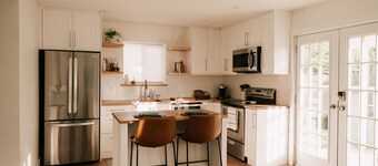 The Oak Suite! Moments Away From Ledgeview Golf Club, Local Wineries And Shops!