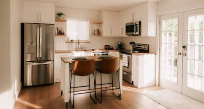 The Oak Suite! Moments Away From Ledgeview Golf Club, Local Wineries And Shops!