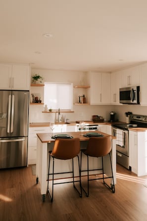 Refrigerador, microondas, horno y parrilla de estufa 