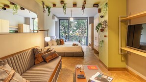Appartamento, balcone | Area soggiorno | Smart TV 50 pollici con canali via cavo