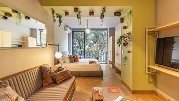 Apartamento, sacada | Área de estar | Smart TV 50 polegadas com canais a cabo
