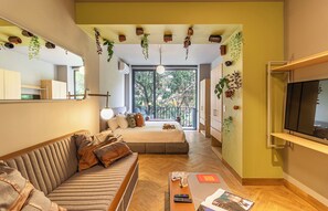 Apartamento, balcón | Zona de estar | Smart TV de 50 pulgadas con canales por cable