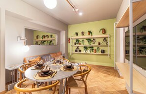 Apartamento Deluxe, 1 habitación, terraza (Studio) | Zona de estar | Smart TV de 50 pulgadas con canales por cable