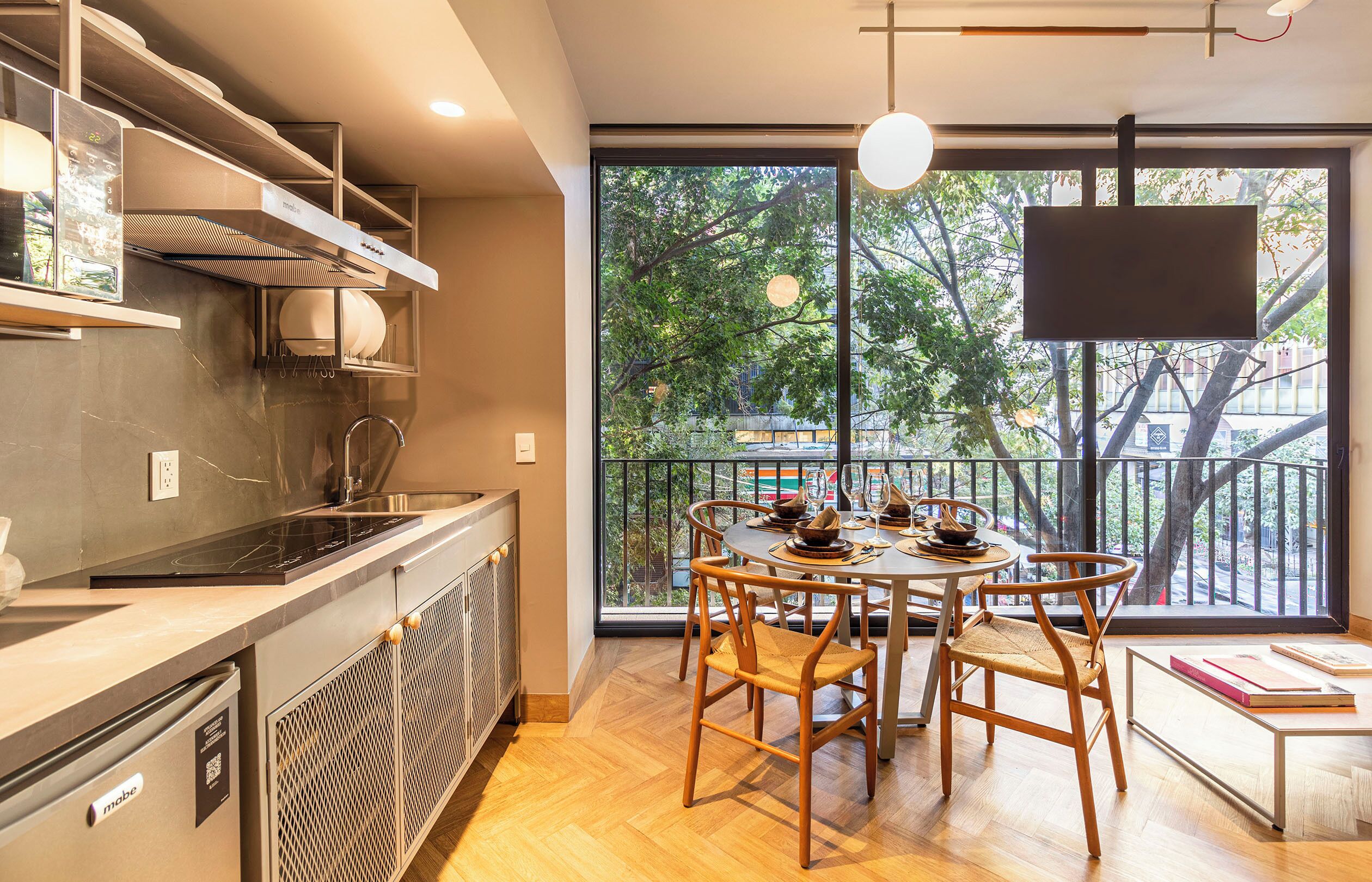 Apartamento superior, sacada | Cozinha privada | Geladeira, micro-ondas, cooktop, liquidificador
