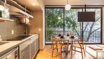 Apartamento superior, sacada | Cozinha privada | Geladeira, micro-ondas, cooktop, liquidificador