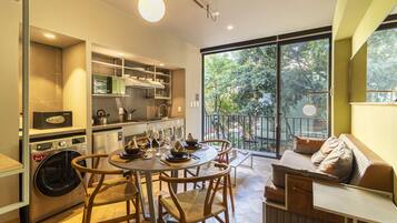Apartamento, 1 quarto, sacada, vista para a cidade | Sala de jantar