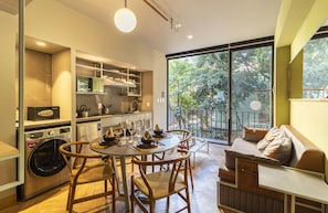 Apartamento, 1 habitación, balcón, vistas a la ciudad | Comedor