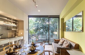 Apartamento, 1 quarto, sacada, vista para a cidade | Sala de jantar