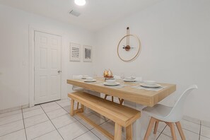 Dining - Charming home 12min to the Beach
 (Hallandale Beach)