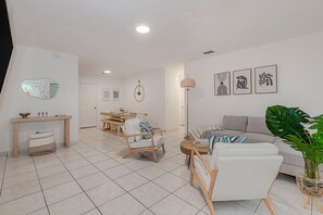 Una Smart TV, un futbolín