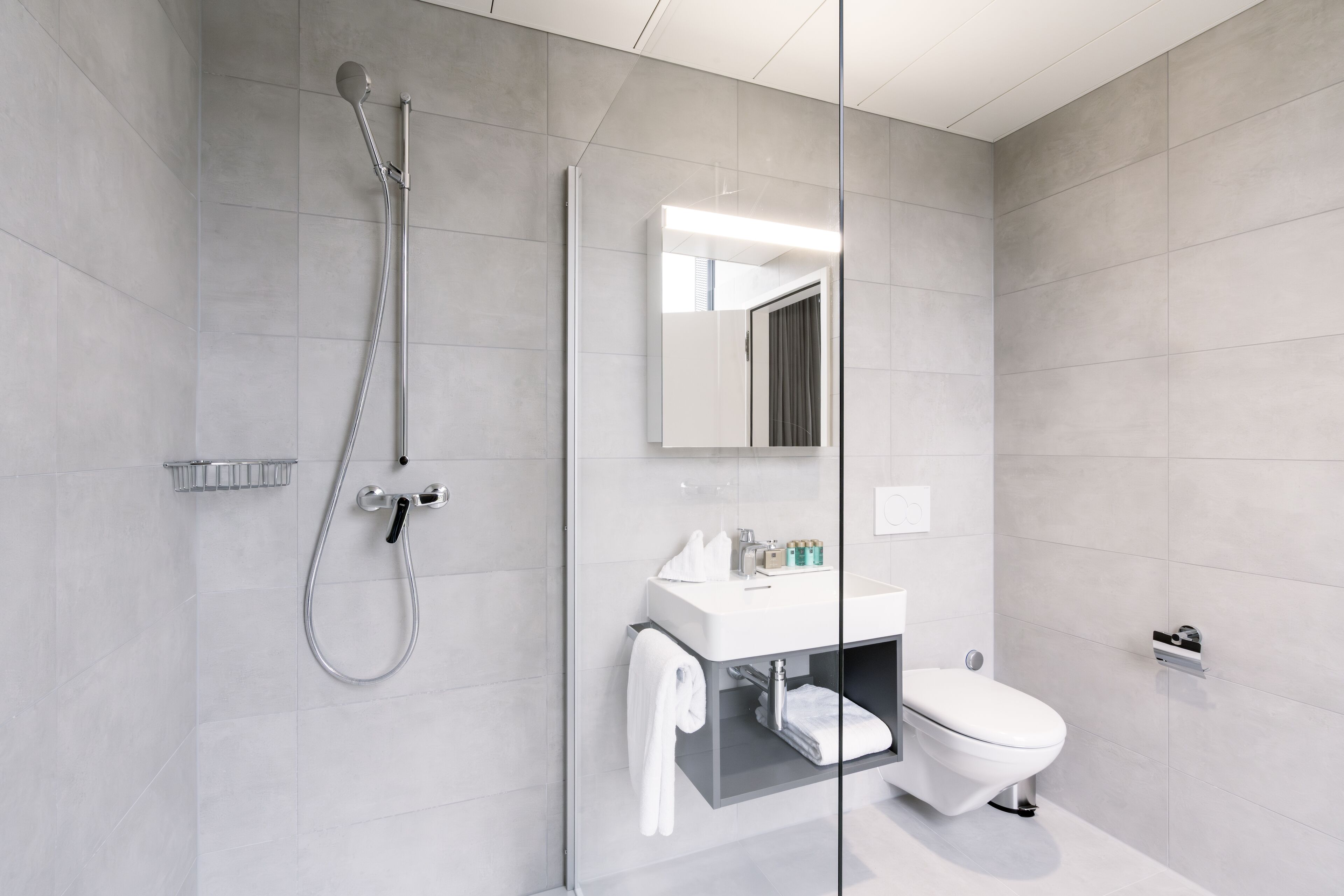 Junior Suite | Bathroom | Shower, hair dryer, bathrobes, slippers