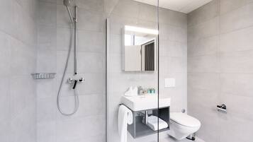 Junior Suite | Bathroom | Shower, hair dryer, bathrobes, slippers