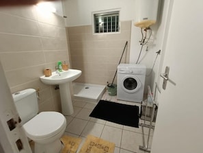 Douche, sèche-cheveux, serviettes fournies, savon