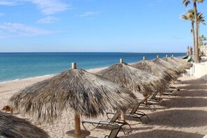 En la playa y camastros 