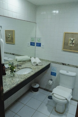Shower, towels - Samba Villa da Praia (Salvador)