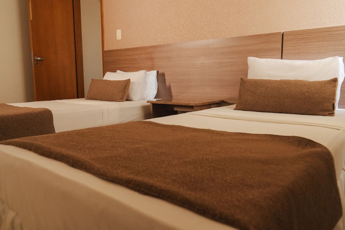 Minibar, caja de seguridad en la habitación, wifi gratis y ropa de cama 