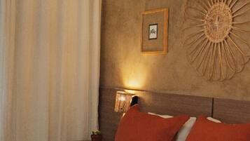 Quarto superior, vista para o mar | Frigobar, cofres nos quartos, Wi-Fi de cortesia, roupa de cama