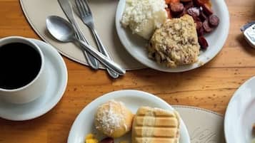 Café da manhã com buffet grátis todos os dias