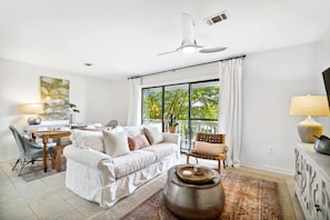 Condo, 1 habitación, vista al resort | Área de sala de estar | Smart TV de 50 pulgadas con canales digitales, Netflix y Hulu