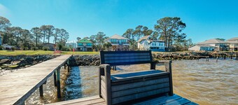 Bayfront Vacation! Enjoy amazing sunsets, wildlife viewing, and fishing.