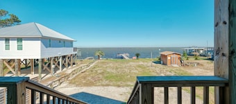 Bayfront Vacation! Enjoy amazing sunsets, wildlife viewing, and fishing.