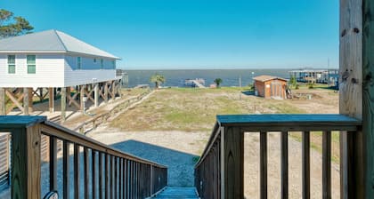 Bayfront Vacation! Enjoy amazing sunsets, wildlife viewing, and fishing.