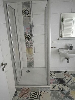 Douche, sĂšche-cheveux, serviettes fournies, savon
