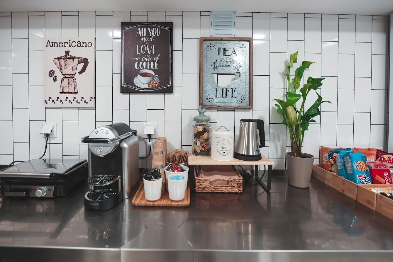 Jääkaappi, mikroaaltouuni, vedenkeitin, syöttötuoli