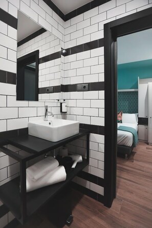 Comfort Double Room | Bathroom | Shower, rainfall showerhead, hair dryer, towels - Alma Candida (Valenca)