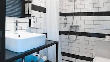 Een douche, een regendouche, een haardroger, handdoeken