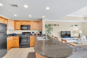 Réfrigérateur, four à micro-ondes, un four, surface de cuisson