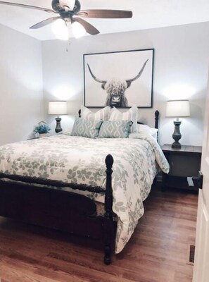 3 bedrooms, iron/ironing board, travel cot, free WiFi - Stay Awhile - Your Nashville Retreat (Nashville)