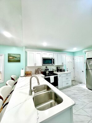 Kylskåp, mikrovågsugn, ugn och spishäll