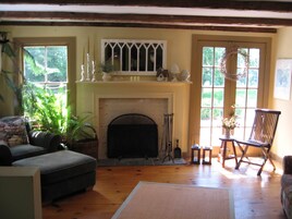 Traditional Twin Room | Living area | Tablet, offices