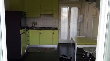 Frigorifero, microonde, forno, piano cottura