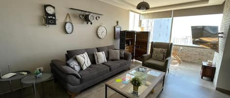 Apartment, 2 Bedrooms, Accessible, Smoking | Living room