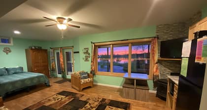 Hidden Charm Suites - Grateful Suite Lake Retreat