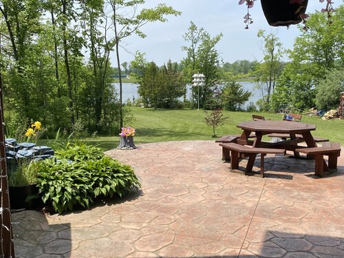 Hidden Charm Suites - Grateful Suite Lake Retreat