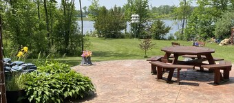 Hidden Charm Suites - Grateful Suite Lake Retreat