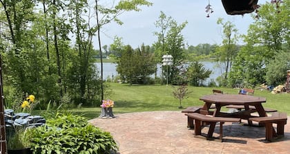 Hidden Charm Suites - Grateful Suite Lake Retreat