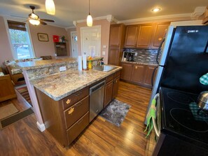 Fridge, microwave, oven, stovetop - Hidden Charm Suites - Cheerful Suite, Downtown Retreat (Davison)