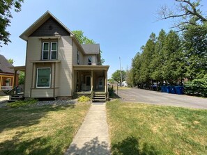 Exterior - Hidden Charm Suites - Cheerful Suite, Downtown Retreat (Davison)