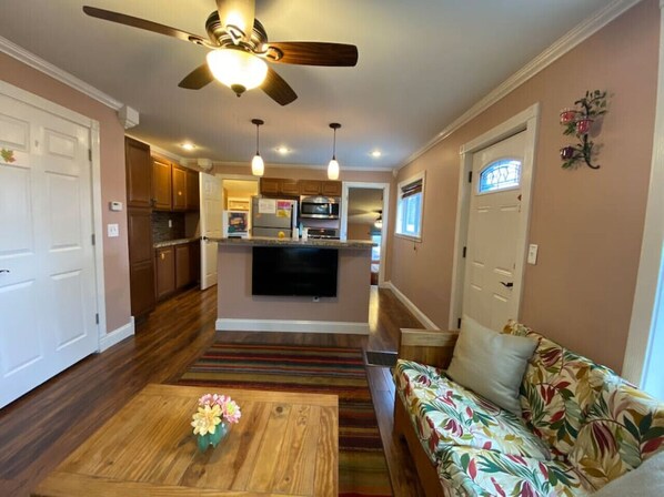 Smart TV, fireplace, books - Hidden Charm Suites - Cheerful Suite, Downtown Retreat (Davison)