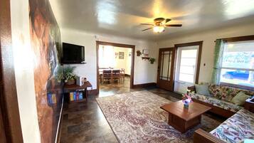 TV connectée, livres, espaces bureaux