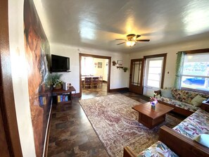 TV connectée, livres, espaces bureaux